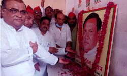 पुण्यतिथि पर विकास पुरुष पूर्वमंत्री चितरंजन को सपाइयों ने दी श्रद्धांजलि पुण्यतिथि पर विकास पुरुष पूर्वमंत्री चितरंजन को सपाइयों ने दी श्रद्धांजलि