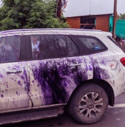 100 करोड़ के घोटाले का आरोप लगाने वाले बीजेपी नेता की कार पर हमला