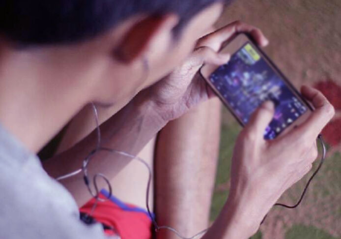 मोबाइल पर गेम खेलने से मना करने पर युवक ने की आत्महत्या