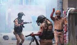 ग्रेनेड हमला - दो पुलिसकर्मी घायल ग्रेनेड हमला - दो पुलिसकर्मी घायल