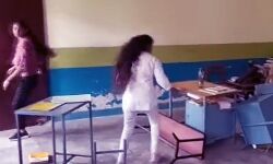 इंटर की छात्राओं ने जमकर काटा कॉलेज में बवाल-शिक्षिका घायल इंटर की छात्राओं ने जमकर काटा कॉलेज में बवाल-शिक्षिका घायल
