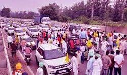 किसानों ने अमृतसर-दिल्ली राष्ट्रीय मार्ग को किया जाम