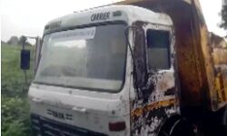 दर्दनाक हादसा-मजदूरों से भरा ट्रक पलटा-12 लोगों की मौत-मचा कोहराम दर्दनाक हादसा-मजदूरों से भरा ट्रक पलटा-12 लोगों की मौत-मचा कोहराम