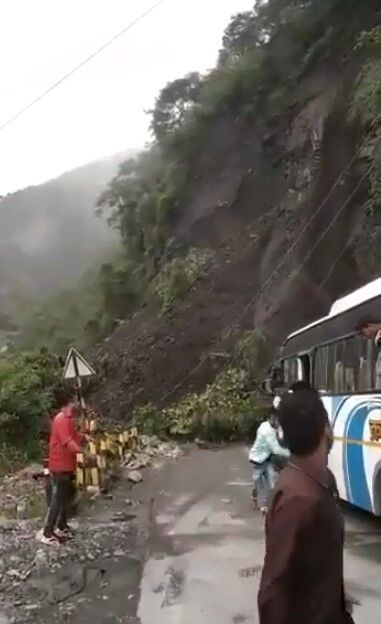 बारिश से गिर पड़ा पहाड़ का हिस्सा तो बाल बाल बचे लोग - देखें वीडियो