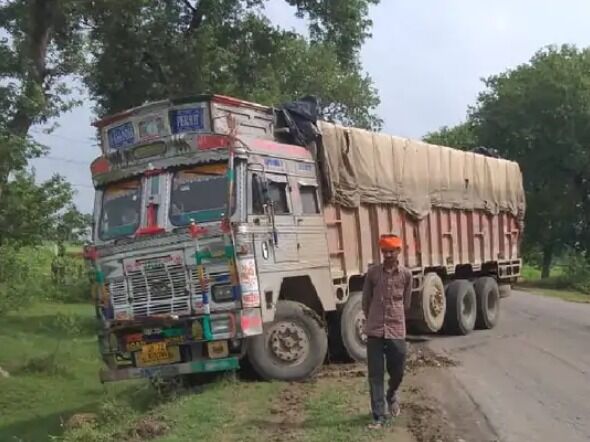 फटा टायर-अनियंत्रित होकर पलटा ट्रक-एक की मौत, दूसरा गंभीर