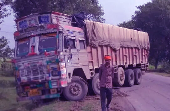 फटा टायर-अनियंत्रित होकर पलटा ट्रक-एक की मौत, दूसरा गंभीर