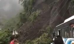 बारिश से गिर पड़ा पहाड़ का हिस्सा तो बाल बाल बचे लोग - देखें वीडियो बारिश से गिर पड़ा पहाड़ का हिस्सा तो बाल बाल बचे लोग - देखें वीडियो