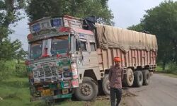 फटा टायर-अनियंत्रित होकर पलटा ट्रक-एक की मौत, दूसरा गंभीर फटा टायर-अनियंत्रित होकर पलटा ट्रक-एक की मौत, दूसरा गंभीर