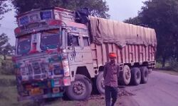 फटा टायर-अनियंत्रित होकर पलटा ट्रक-एक की मौत, दूसरा गंभीर फटा टायर-अनियंत्रित होकर पलटा ट्रक-एक की मौत, दूसरा गंभीर