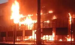 ज्वेलरी शोरूम में लगी आग-मची भगदड़-लाखों का माल हुआ खाक ज्वेलरी शोरूम में लगी आग-मची भगदड़-लाखों का माल हुआ खाक