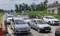 वीकेंड और रक्षाबंधन की छुट्टी के कारण लगा लंबा जाम-लोग हलकान वीकेंड और रक्षाबंधन की छुट्टी के कारण लगा लंबा जाम-लोग हलकान