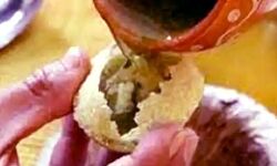 वीडियो वायरल- पानी में यूरिन मिलाकर बेच रहा गोलगप्पे- भड़क गये लोग वीडियो वायरल- पानी में यूरिन मिलाकर बेच रहा गोलगप्पे- भड़क गये लोग