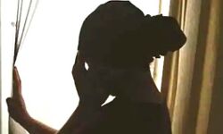 बाथरूम में फिट कर दिया कैमरा- नहाते हुए महिला की पड़ी निगाह बाथरूम में फिट कर दिया कैमरा- नहाते हुए महिला की पड़ी निगाह