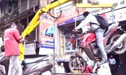 अजब-गजब- ट्रैफिक पुलिस ने बाईक सवार सहित उठा ली बाईक अजब-गजब- ट्रैफिक पुलिस ने बाईक सवार सहित उठा ली बाईक