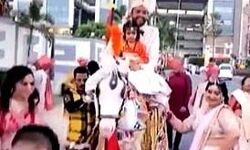 सोशल मीडिया पर वीडियो वायरल- जमकर कर रही दूल्हे की भाभियां डांस सोशल मीडिया पर वीडियो वायरल- जमकर कर रही दूल्हे की भाभियां डांस