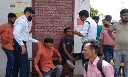 मनचलों के सिर से राहगीरों ने उतारा आशिकी का भूत-किया नागिन डांस