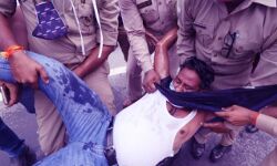 विधानसभा के बाहर तेल उडेलकर आत्मदाह का प्रयास-मचा हड़कंप विधानसभा के बाहर तेल उडेलकर आत्मदाह का प्रयास-मचा हड़कंप