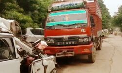 सड़क किनारे खड़ी DCM में घुसी तेज रफ्तार कार-दो की मौत सड़क किनारे खड़ी DCM में घुसी तेज रफ्तार कार-दो की मौत