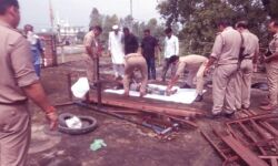 पेड़ के सहारे छत पर चढ़ रहे युवक की करंट से मौत-मिली नशीली गोलियां पेड़ के सहारे छत पर चढ़ रहे युवक की करंट से मौत-मिली नशीली गोलियां