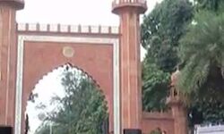 पूर्व मुख्यमंत्री को श्रद्धांजलि देने पर एएमयू में मचा घमासान-लगे पोस्टर पूर्व मुख्यमंत्री को श्रद्धांजलि देने पर एएमयू में मचा घमासान-लगे पोस्टर