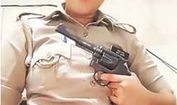 हाथ में रिवाल्वर लेकर वीडियो बनाने वाली महिला कांस्टेबल लाइन हाजिर हाथ में रिवाल्वर लेकर वीडियो बनाने वाली महिला कांस्टेबल लाइन हाजिर