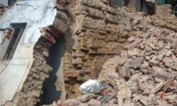 जर्जर मकान गिरा, तीन मरे जर्जर मकान गिरा, तीन मरे