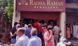 सर्राफ की दुकान पर बदमाशों की नजर टेढ़ी-लाखों के माल पर हाथ साफ सर्राफ की दुकान पर बदमाशों की नजर टेढ़ी-लाखों के माल पर हाथ साफ