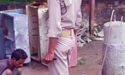 सड़क किनारे गैस वेल्डर से सिपाही ने वेल्डिंग कराई कार्बाइन सड़क किनारे गैस वेल्डर से सिपाही ने वेल्डिंग कराई कार्बाइन