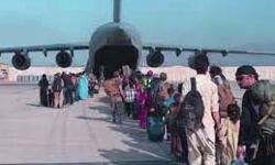 काबुल एयरपोर्ट के बाहर हुआ आत्मघाती हमला- 13 की गई जान- विमान पर हुई फायरिंग