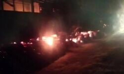 कई राउंड फायरिंग कर ट्रकों में लगाई आग-5 की मौत-मचा हडकंप कई राउंड फायरिंग कर ट्रकों में लगाई आग-5 की मौत-मचा हडकंप