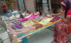 बुखार का कहर-जिला अस्पताल हुआ फुल-पेड़ के नीचे झोलाछाप कर रहा इलाज बुखार का कहर-जिला अस्पताल हुआ फुल-पेड़ के नीचे झोलाछाप कर रहा इलाज