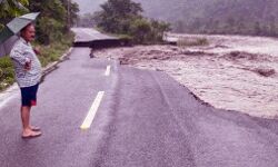 भारी बारिश का कहर- नदी में समाई सड़क- फंसी हजारों गाड़ियां भारी बारिश का कहर- नदी में समाई सड़क- फंसी हजारों गाड़ियां