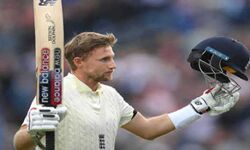 रुट का लगातार तीसरा शतक - इंग्लैंड को विशाल बढ़त रुट का लगातार तीसरा शतक - इंग्लैंड को विशाल बढ़त