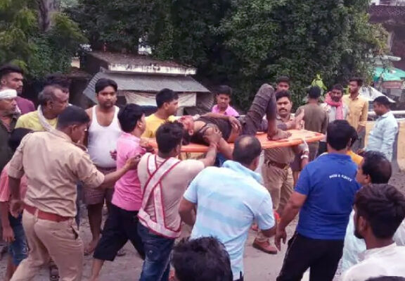 आवारा जानवर को बचाने में हाईवे पर दो ट्रकों की भिड़ंत-दो की हालत गंभीर