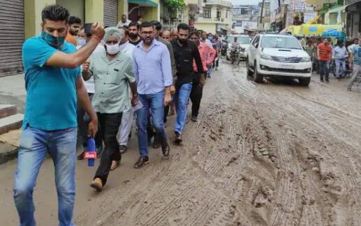 फूटा लोगों का गुस्सा- मंत्री को गाडी से नीचे उतारा- कीचड़ में चलाया