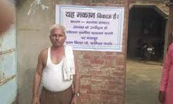 गाँव में लगे पलायन के पोस्टर - BJP के मंडल अध्यक्ष पर उत्पीड़न का आरोप गाँव में लगे पलायन के पोस्टर - BJP के मंडल अध्यक्ष पर उत्पीड़न का आरोप