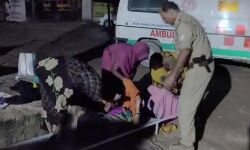 PHC के गेट पर घंटों तड़पती रही महिला-वहीं पर दिया बच्चे को जन्म PHC के गेट पर घंटों तड़पती रही महिला-वहीं पर दिया बच्चे को जन्म