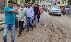 फूटा लोगों का गुस्सा- मंत्री को गाडी से नीचे उतारा- कीचड़ में चलाया फूटा लोगों का गुस्सा- मंत्री को गाडी से नीचे उतारा- कीचड़ में चलाया