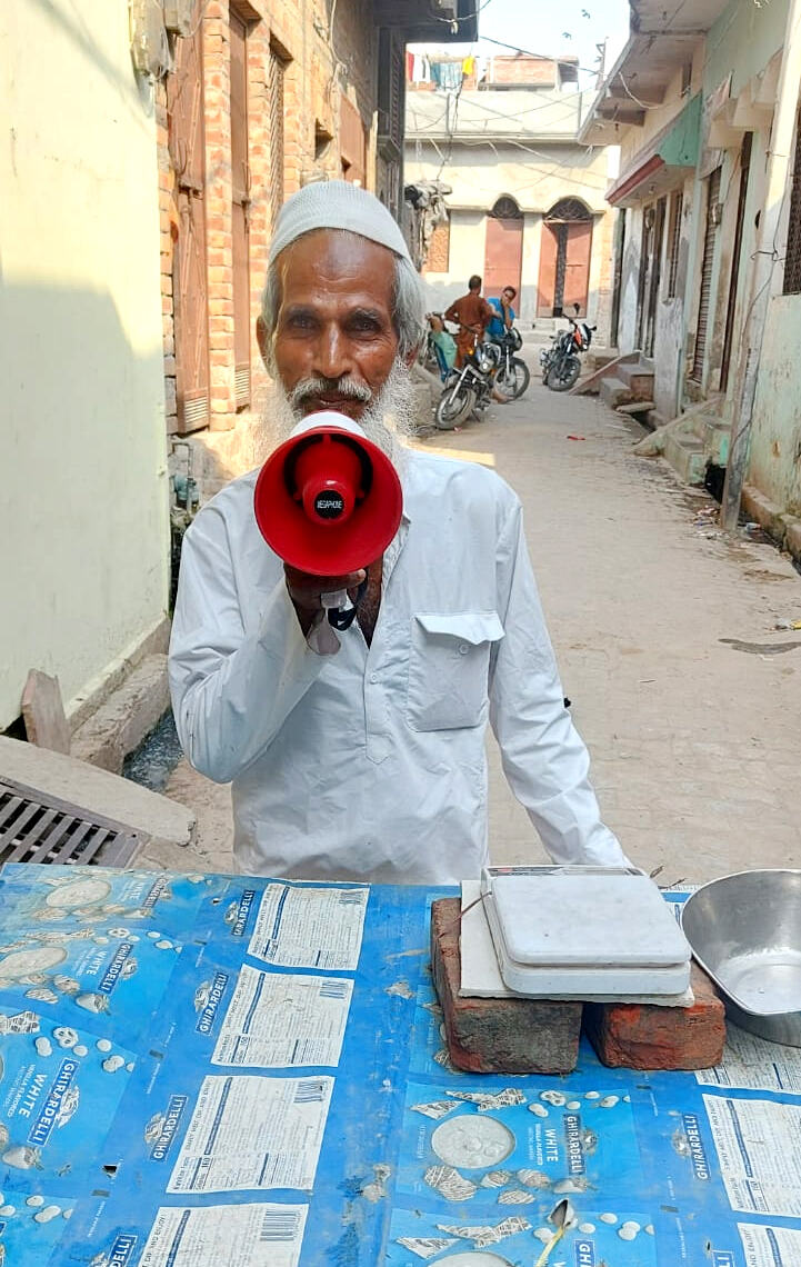 गाना गाते हुए सब्जी कैसे बेचते है बुजुर्ग नफीस- देखिए वीडियो