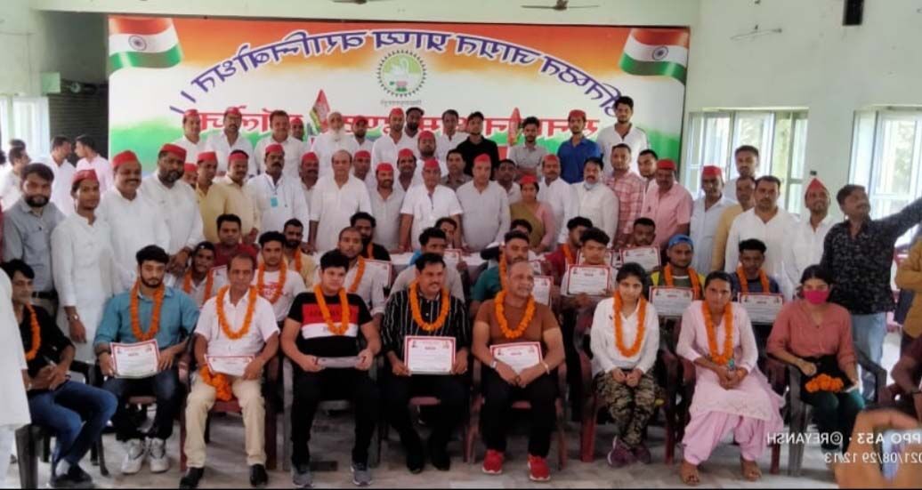 दददा के जन्मदिन सपा ने किया खेल प्रतिभाओं का सम्मान