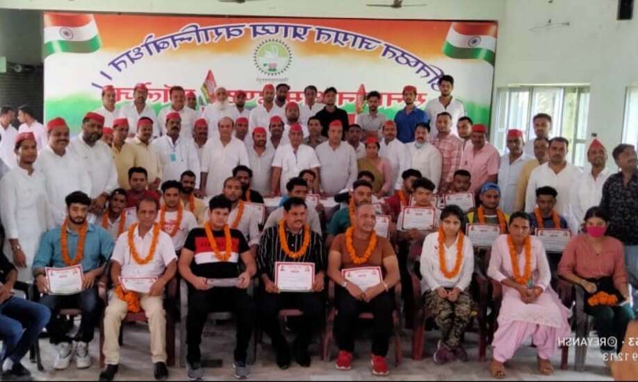 दददा के जन्मदिन सपा ने किया खेल प्रतिभाओं का सम्मान