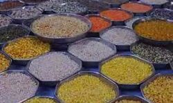 खाद्य तेलों में घटबढ़, दाल 300 रुपये महंगी, अनाज, गुड़-चीनी के भाव भी चढ़े