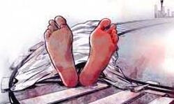 ट्रेन से गिरकर महिला की मौत