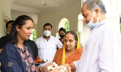 गहलोत को अस्पताल से छुट्टी मिली गहलोत को अस्पताल से छुट्टी मिली