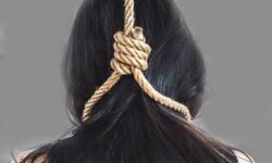 एक महिला ने अपनी दो बालिकाओं को कुंए में फेंक कर लगाई फांसी एक महिला ने अपनी दो बालिकाओं को कुंए में फेंक कर लगाई फांसी