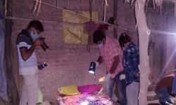 दुस्साहस- छेड़खानी के विरोध पर शोहदे ने युवती और भाई पर फेंका एसिड दुस्साहस- छेड़खानी के विरोध पर शोहदे ने युवती और भाई पर फेंका एसिड