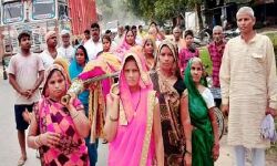 बेटियों ने दिया पिता की अर्थी को कंधा-मुखाग्नि देकर निभाया फर्ज