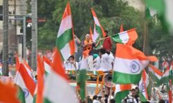 तिरंगा संकल्प यात्रा में जुटी भारी भीड़-डिप्टी सीएम समेत 467 पर केस तिरंगा संकल्प यात्रा में जुटी भारी भीड़-डिप्टी सीएम समेत 467 पर केस