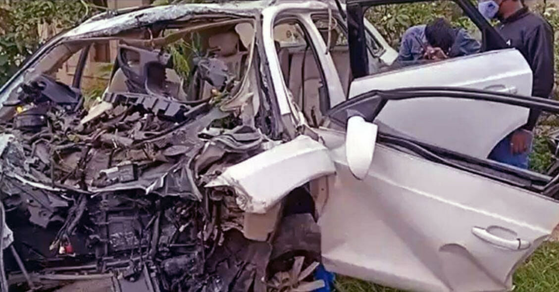 खंबे से टकराई ऑडी-उड़े कार के परखच्चे-एमएलए के बेटे व बहू की मौत