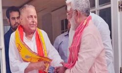 मुलायम ने खेला पहलवानी दांव-स्वतंत्र को दिया सपा में शामिल होने का न्योता मुलायम ने खेला पहलवानी दांव-स्वतंत्र को दिया सपा में शामिल होने का न्योता